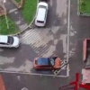 В Москве пьяный 22-летний парень забрался на чужую машину и расколотил лобовое стекло