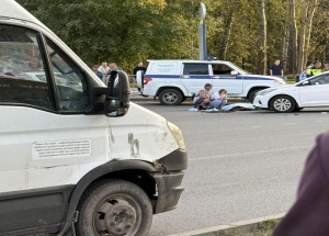В Новосибирске у педуниверситета байкер влетел в иномарку и погиб