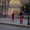 Прохожий одним словом обезоружил мужчину с огромным ножом в центре...