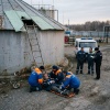 Водитель получил тяжелую травму, упав с крыши в Новосибирской области В...