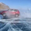 Опасные прыжки через трещины демонстрируют отчаянные водители на Байкале.
