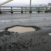 🌁 Золотой мост, который в дождь покрывается ямами, ждёт первый капремонт – но не в этом году