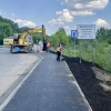 Новый тротуар проложили вдоль Толмачёвскошо шоссе. Новая дорожка проложена от...
