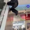 15-летняя девочка сорвалась с эскалатора в Новосибирске
