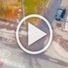 Kурьер на электробайке влетел в авто и перелетел через капот на улице Парковая