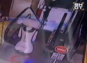 Несчастный случай с роботом произошёл в ТРЦ Якутска — железный не справился с...