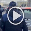 В центре Екатеринбурга женщинам-водителям раздали тюльпаны