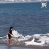 Рыбак спас огромную акулу на пляже в Лос-Анджелесе. Мужчина вытащил её на...