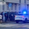 Иномарка врезалась в здание детского сада на углу улицы Маяковского и Саперного переулка — кадры сняты в половину одиннадцатого вечера накануне
