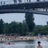 «Емае! Всплывай давай!» На киевском пляже парень решил прыгнуть с моста в...