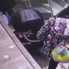 В Москве пара угнала коляску из подъезда, в которой была заначка. Владельцы...