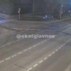 Появилось видео субботнего ДТП на Белинского, где двое парней на самокате врезались в Ладу