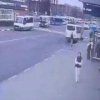На станции Мытищи женщина внезапно ударила по лицу мимо проходившую девушку.