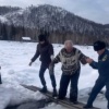 В Туве подростки спасли провалившегося под лёд мужчину на Енисее