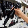 В Подмосковье с 1 сентября запретили продажу алкоголя во дворах жилых домов — соответствующий закон принят Мособлдумой.