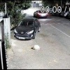 Здоровый лоб лениться пройти до бака, мусорит прямо посреди улицы....