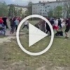 Массовую драку на школьном стадионе устроили мигранты в Амурской области.