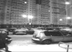 На Компрессорном двое мужчин пытались выломать дверь в подъезд Попасть внутрь...