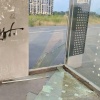 Вандалы разбили стеклянную остановку на Бульваре Строителей в Кемерово. На...