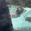 В Одессе неадекват ходил по дороге, бил припаркованные машины, а после мешал проезду.