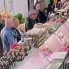 В Подмосковье на рынке подрались покупатели в очереди за мясом.