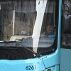 Пьяный мужчина кидался камнями в автобус