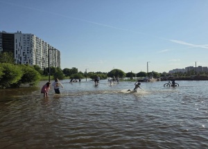 Ливень затопил парк Оккервиль в Кудрово: жители катаются по воде на сапах и...