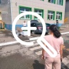 Водитель влетел во двор детского сада в Омской области....