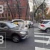 Таксист снёс дорожный знак и врезался в светофор в Петербурге