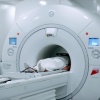 Новая фобия: американца затянуло в аппарат МРТ из-за цепи на шее — от переломов он скончался