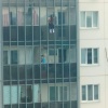 Девушка вылезла из окна на 14-м этаже в Новосибирске, чтобы подышать.