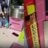 Продавец помыла аппарат для сладкой ваты дихлофосом