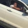 Чувак решил проучить автомобилиста на дороге — он вылил горячий кофе в соседнюю машину прямо на ходу, но что-то пошло не так.