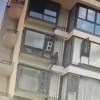 Китайский рабочий погиб, упав со здания во время установки кондиционера....