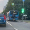 Двух подростков, которые повисли на задней части...
