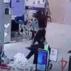 Мужчина станцевал стриптиз в ТЦ, чтобы впечатлить девушку
