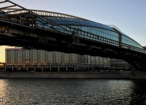 Мужчина упал с моста Богдана Хмельницкого в центре Москвы. Сейчас его разыскивают спасатели на катерах.