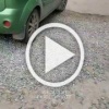 Во дворе на улице Бородина, 3 большая щебеночная яма....