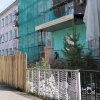 Фасад старого здания на ул. М. Жукова, 10 в Абакане, постепенно восстанавливают
