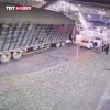 В Турции грузовик с опилками перевернулся и придавил два припаркованных автомобиля