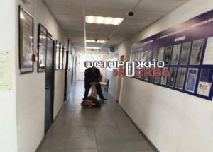 В Мытищах пенсионерку и её дочь доставили в полицию после конфликта из-за спила берёзы — женщина утверждает, что мать тащили за ногу по коридору.