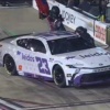 На NASCAR Cup Series победило ДОБРО — у пилота прямо после пит-стопа оторвалось колесо, но неожиданно помощь пришла от механиков соперников.