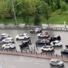 На Ткачей/Машинная ребята устроили танцы посреди дороги. Видимо чья-то...