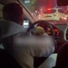 В Екатеринбурге пассажир заметил, что таксист по дороге решает билеты к экзамену по ПДД прямо за рулём.