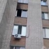 В Ленинградской области мужчина выпрыгнул из окна горящей квартиры на пятом этаже.