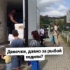 Сексуальный продавец рыбы покорил женские сердца в Сочи