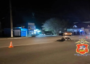 В Чехове двое подростков на питбайке столкнулись с такси на улице Гагарина.