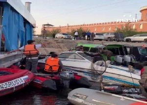 Самая необычная очередь за бензином из Якутии. Лодки скопились у плавучей...