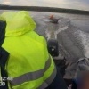 Ребенок и двое взрослых дрейфовали на лодке с заглохшим мотором в...
