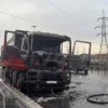 Водитель успел выскочить из горящей кабины грузовика, который вспыхнул на КАД
